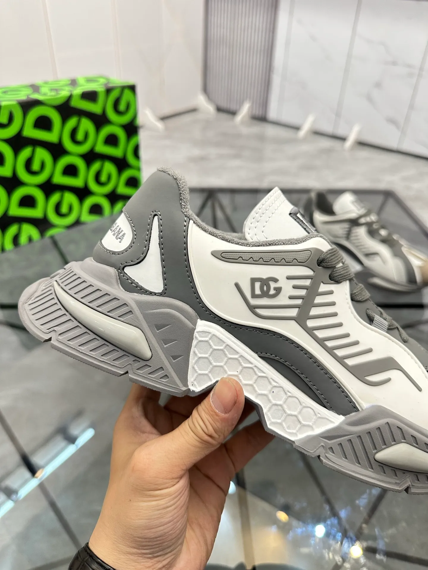 Men's shoes: 💰P560¥ Product trademark: DG "Dolce & Gabbana" low-top casual shoes Regular size: 35-44 (can be customized to 45.46) Couple style Product materials: Upper imported cowhide stitching original material, breathable lining, original outsole. Number: 803